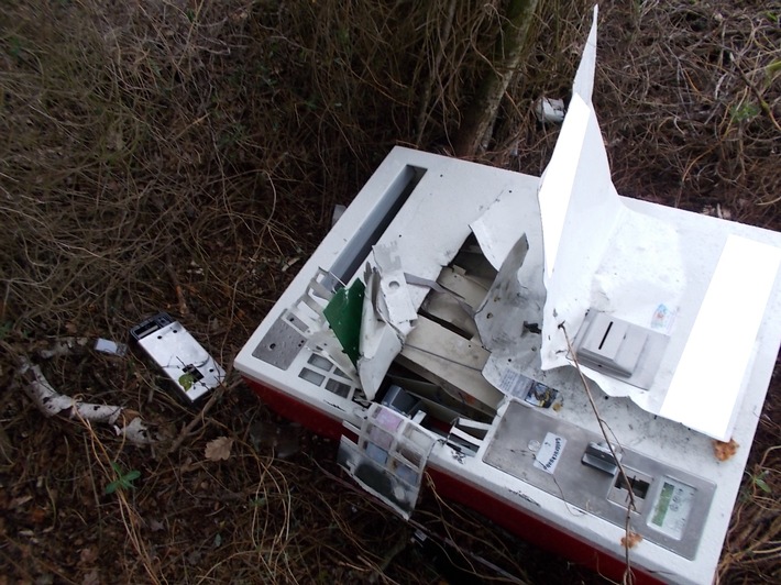 POL-MI: Unbekannte hinterlassen aufgebrochenen Zigarettenautomaten in Waldstück