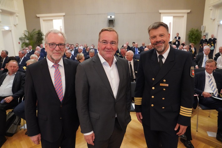 POL-OLD: +++ Wasserschutzpolizei Niedersachsen besteht seit 75 Jahren +++ Festakt im Alten Landtag mit 100 Gästen +++ Innenminister Boris Pistorius gratuliert zum Jubiläum +++