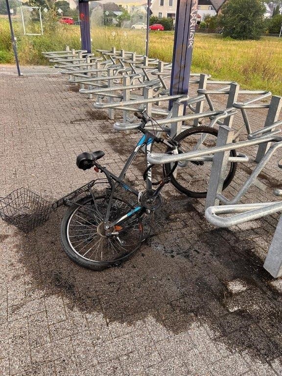 BPOL NRW: Fahrrad in Brand gesetzt - Bundespolizei ermittelt gegen 22-jährigen Melder