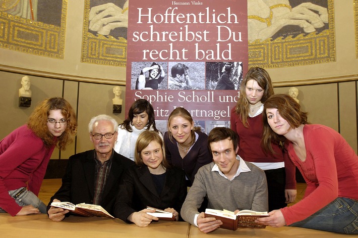 Am Todestag von Sophie Scholl: Julia Jentsch liest in der Ludwig-Maximilian-Universität aus &quot;Hoffentlich schreibst du recht bald&quot;