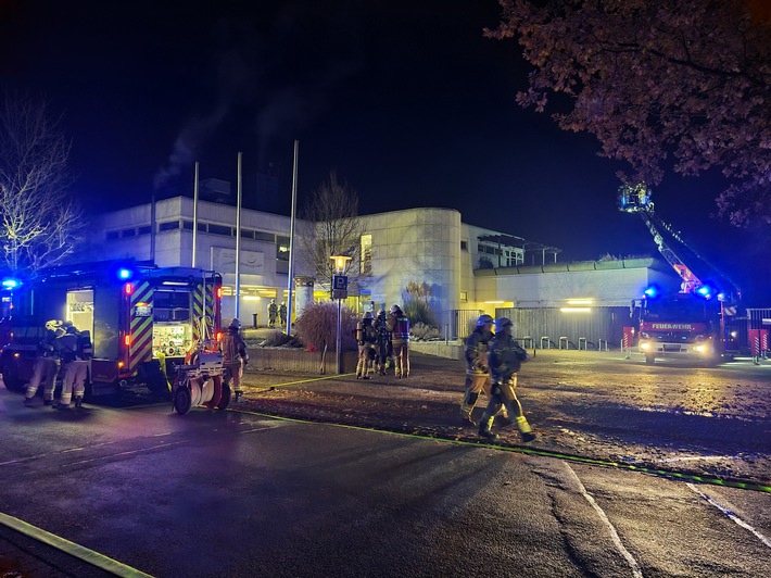 FW Lehrte: Kellerbrand und 7 gerettete Personen: Feuerwehr Lehrte trainiert Ernstfall