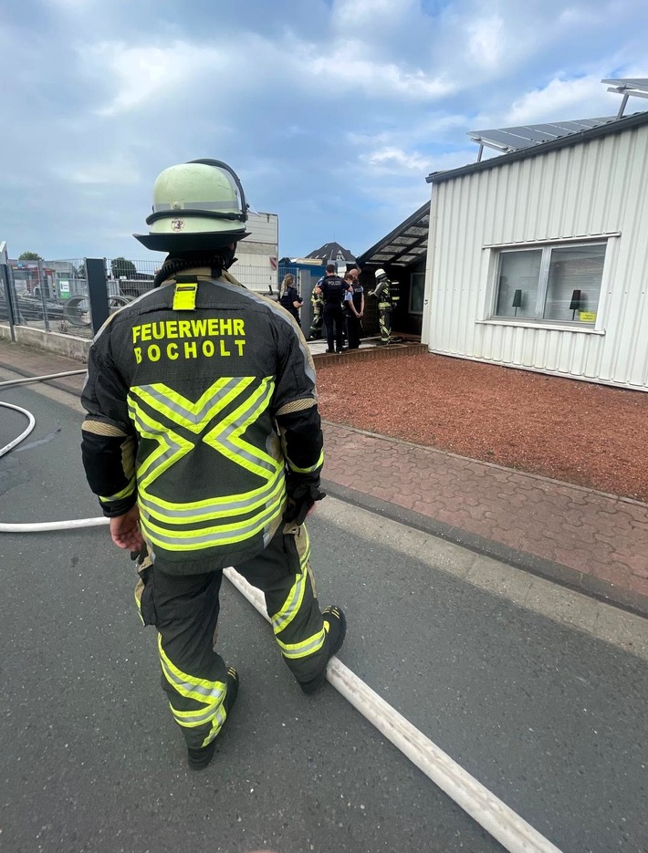 FW Bocholt: Feuer an einer Lackiererei im Gewerbegebiet