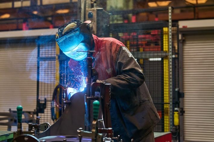Militärische Reparaturwerkstatt erhält Zulassung für das Schweißen von Panzerfahrzeugen deutscher Herstellung durch die Bundeswehr, erste Aufträge werden bereits ausgeführt