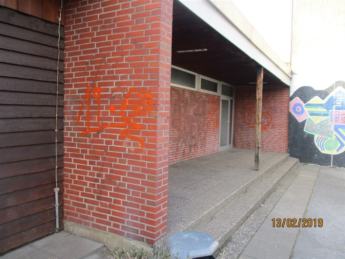 POL-HA: Grundschule Helfe mit Graffitis besprüht
