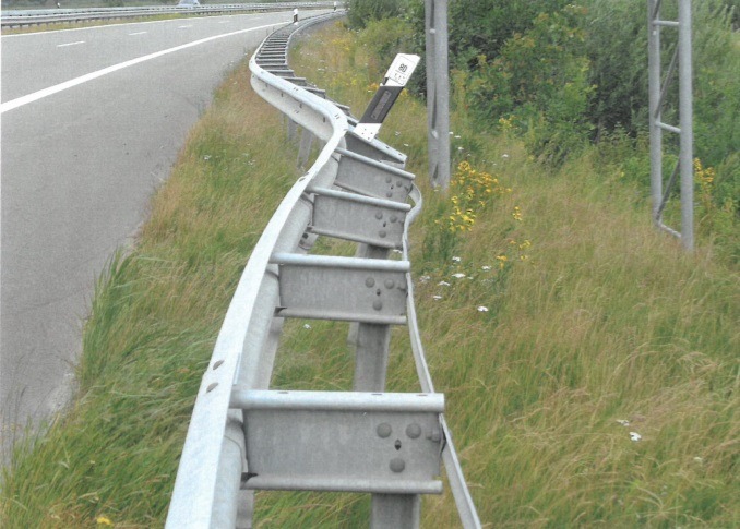 POL-STD: Unbekannter beschädigt Schutzplanke auf der A26