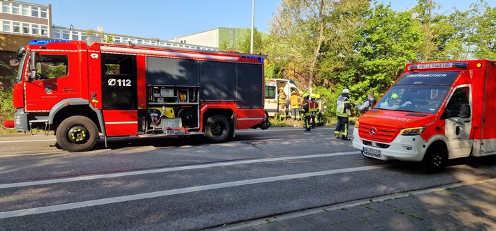 FW-OB: Krankentransportwagen verunfallt auf der Sterkrader Straße - Vier verletzte Personen
