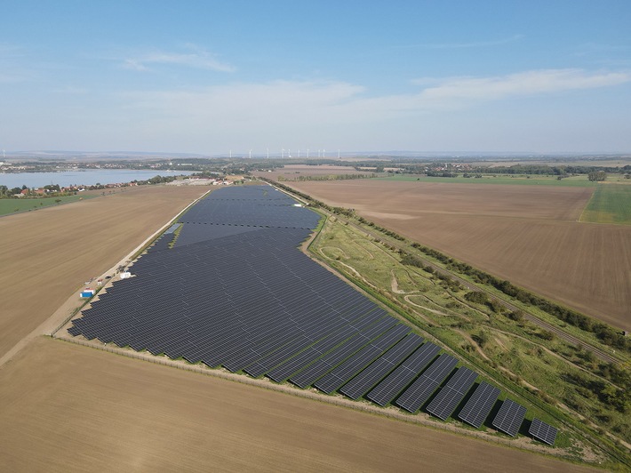 Solarpark auf ehemaliger Deponie – finaler Bauabschnitt in Betrieb