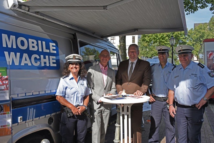 POL-E: Mülheim an der Ruhr: Polizeipräsident Frank Richter begrüßt Oberbürgermeister Ulrich Scholten an der Mobilen Wache