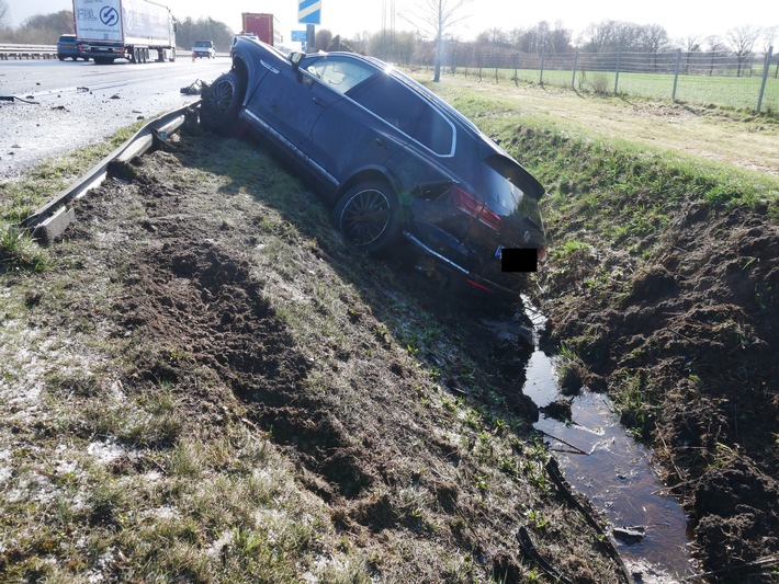 POL-ROW: ++ Gasaustritt in Mehrparteienhaus - 26 Personen evakuiert ++ Starkregen und Hagel führen zu mehreren Unfällen auf der A1 ++ Unfallflucht auf Parkplatz - Polizei sucht Zeugen ++