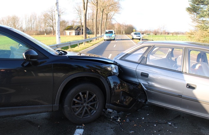 POL-MI: Kollision in Wehe - Beifahrerin schwer verletzt