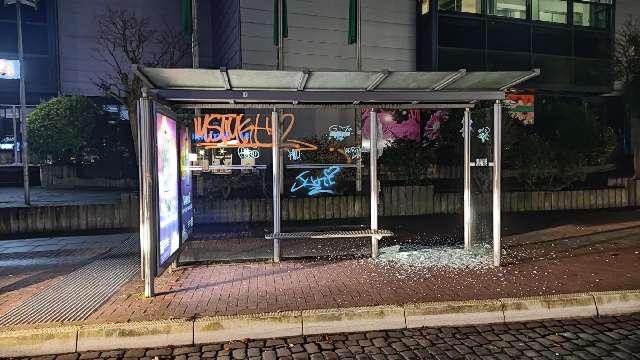 POL-STD: Unbekannte brechen Gerätehäuser an Estebrügger Grundschule auf, Vier Sachbeschädigungen an Schaufensterscheiben und Bushaltestelle in Buxtehude - Polizei sucht Zeugen