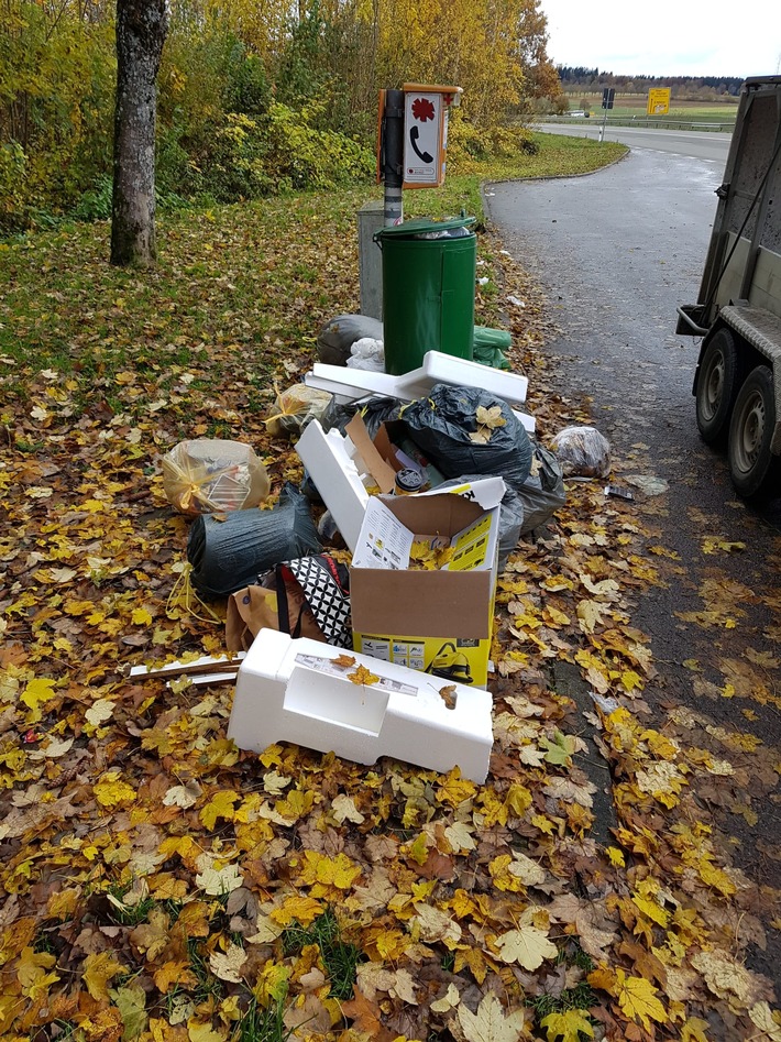 POL-KN: (VS-Schwenningen) Umweltsünder entsorgen Müll in der Landschaft (02.11.2021)