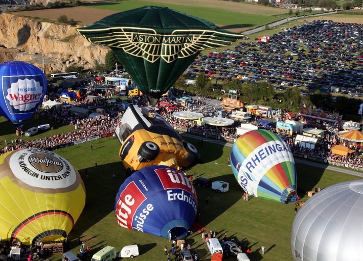 Ballooning-Spektakel im Sauerland / 22. Warsteiner Internationale Montgolfiade (WIM) begeistert  wieder mit spektakulären Massenstarts, Ballon-Wettbewerben und Night-Glows (BILD)