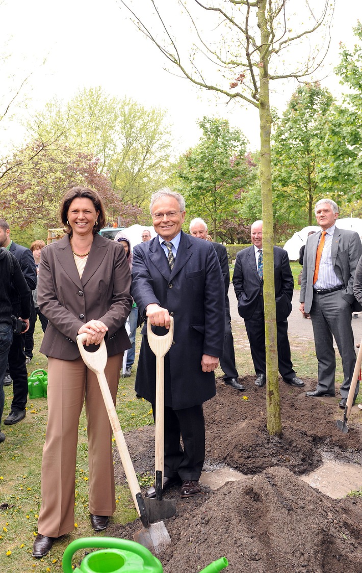 Tag des Baumes 2009: Bundesministerin Ilse Aigner und Günther Fielmann pflanzen Stieleiche im Berliner Tiergarten