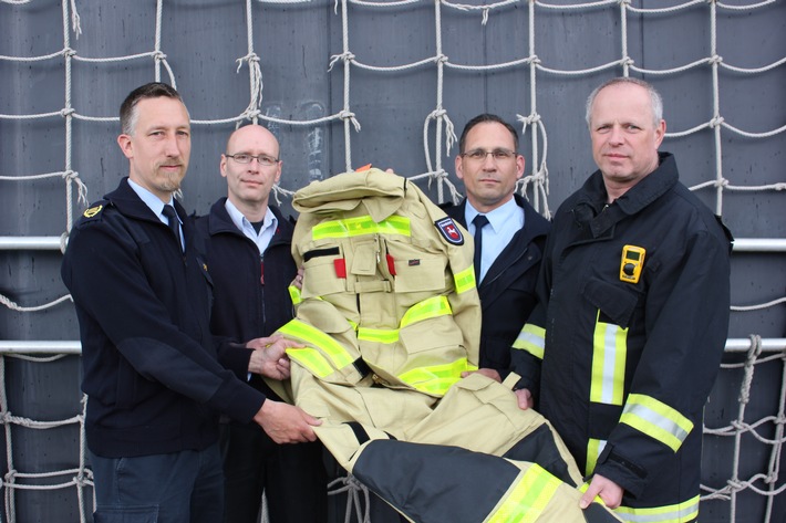 POL-OLD: Neue Einsatzbekleidung für auf Schiffen tätige Feuerwehren +++ Sicherheit der Einsatzkräfte erheblich erhöht +++ Wilhelmshaven, Cuxhaven und Emden erhalten erste Garnituren +++