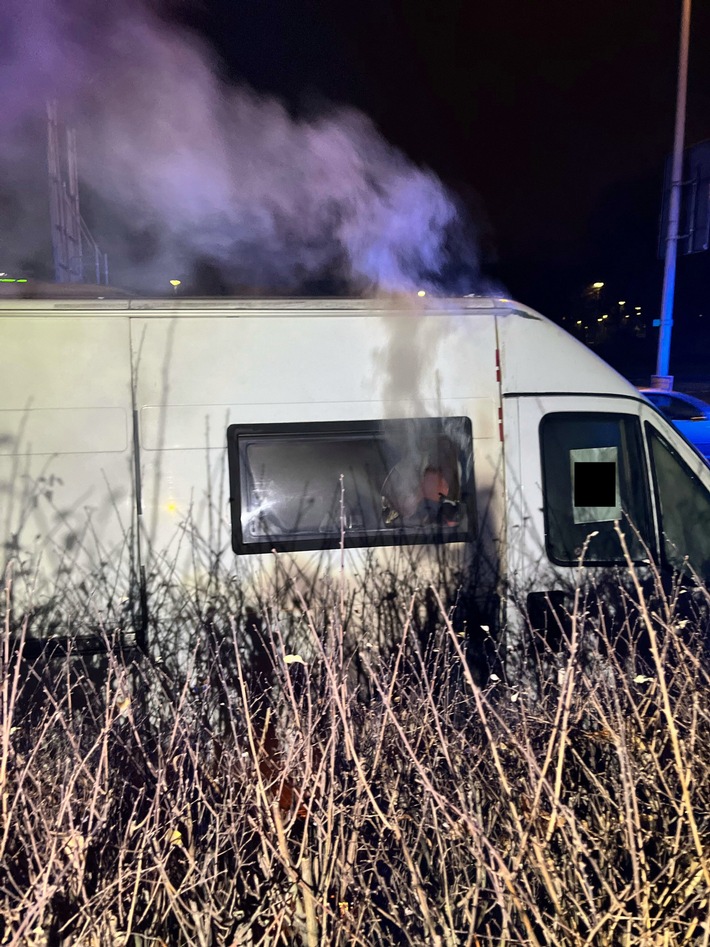 POL-HA: Fahrzeugbrand auf der Weststraße - Kleintransporter aus unbekannten Gründen in Flammen
