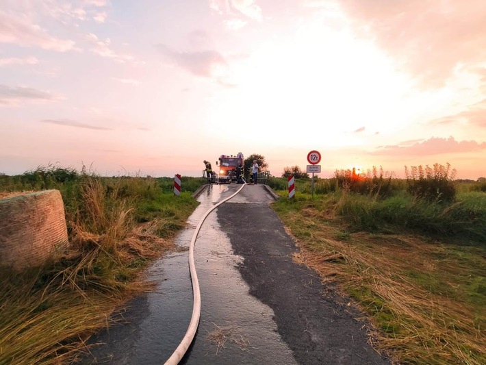 FFW Schiffdorf: Feuerwehr wird in Brameler Feldmark zum Flächenbrand gerufen