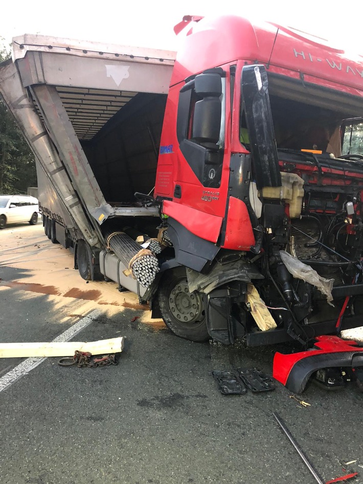 POL-BI: Sattelzug verliert Stahlstangen bei Auffahrunfall - massive Verkehrsbeeinträchtigungen