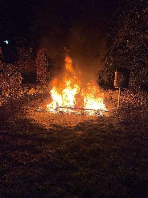 POL-STD: Unbekannte stecken Parkbank in Horneburg in Brand - Polizei sucht Brandstifter und Zeugen