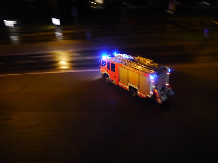 FW-BOT: Küchenbrand in Bottrop-Boy - Drei Personen leicht verletzt