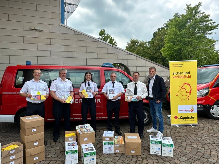 Übergabe Unterlagen zur Brandschutzerziehung in Lippischen Grundschulen