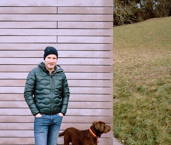 Wolfgang Rieder, Chef und Eigentümer der 1958 gegründeten Rieder Gruppe wurde unter 200 Bewerberinnen und Bewerbern als einer von neun Stipendiaten als Loeb Fellow berufen. Somit ist er nicht nur der erste Österreicher, sondern auch der erste Produzent, dem diese Ehre zuteilwird. Die an die Designhochschule der Harvard University angebundene Loeb Fellowship wurde 1968 durch eine Stiftung des Unternehmers und Philanthropen John L. Loeb begründet. Erfahrenen Praktikern aus verschiedenen Berufsfeldern, die einen Einfluss auf die Gestaltung der gebauten und natürlichen Umwelt haben, wird die Chance geboten, ihr Wissen auf einen höheren Stand zu bringen und mit anderen zu teilen.