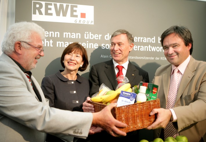 REWE Group größter Lebensmittelspender der Tafeln / Symbolische Übergabe an Bundespräsident Horst Köhler durch REWE Group-Vorstandsvorsitzenden Alain Caparros - Zusätzliche Spendenaktion für Berliner Tafel