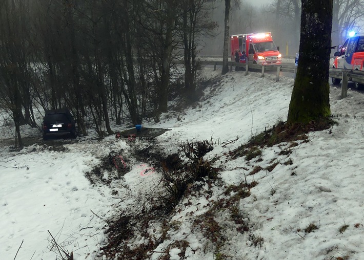POL-GM: 21-jähriger Autofahrer kommt von der Straße ab