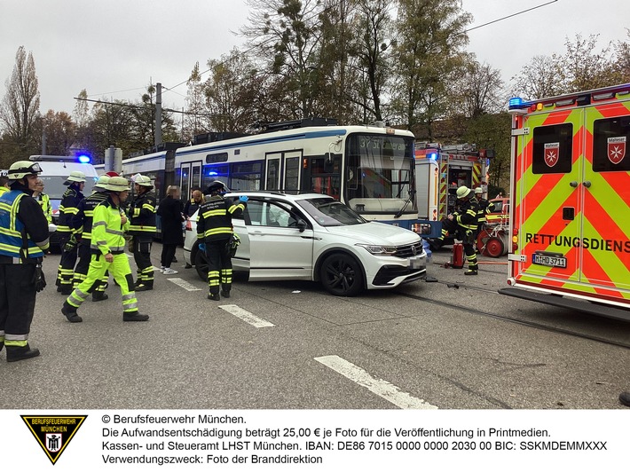 FW-M: Pkw stößt mit Straßenbahn zusammen (Bogenhausen)