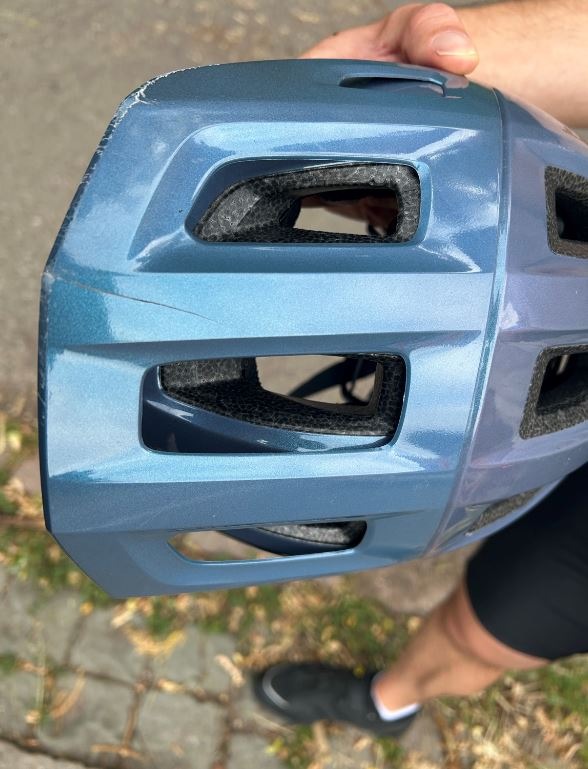 POL-PDLD: Burrweiler - Rennradfahrer übersehen