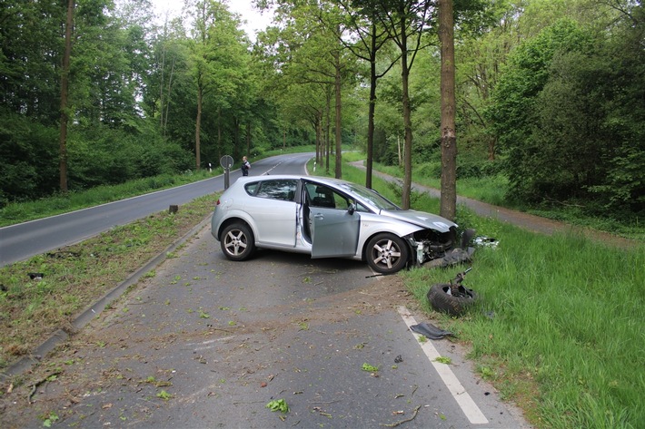POL-RBK: Leichlingen - 37-Jähriger verliert Kontrolle über sein Fahrzeug und prallt gegen Baum