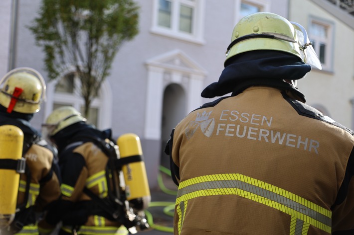FW-E: Sperrmüllbrand im Hinterhof - keine verletzten Personen