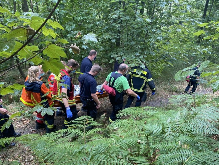 FW-EN: Mountainbikefahrer stürzt im Wald schwer - Anstrengende Personenrettung aus unwegsamen Gelände