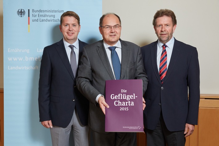 Umfassende Selbstverpflichtung der Geflügelwirtschaft: Branche überreicht Geflügel-Charta an Bundeslandwirtschaftsminister Schmidt