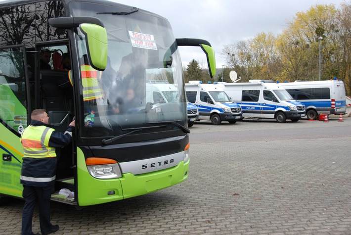 POL-PPTR: 23 Busse im Messepark kontrolliert: Fahrer unter Drogen und mit Messer unterwegs