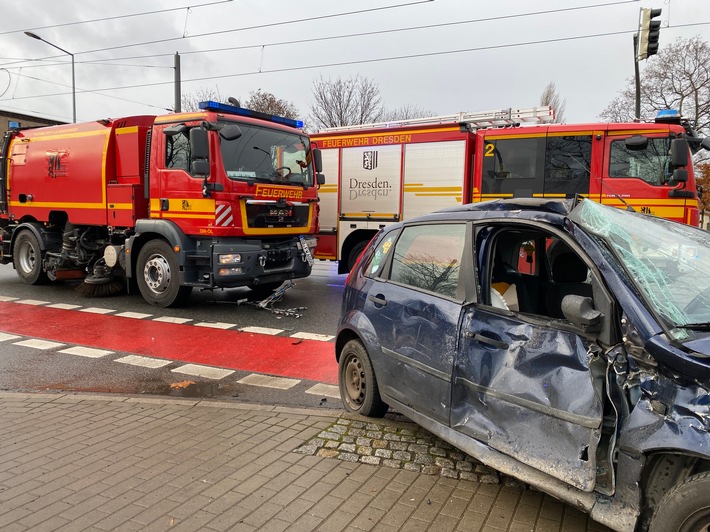 FW Dresden: Verkehrsunfall zwischen einem PKW und einem Feuerwehrfahrzeug