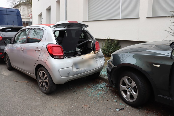 POL-HF: Verkehrsunfall - Vier geparkte Fahrzeuge beschädigt
