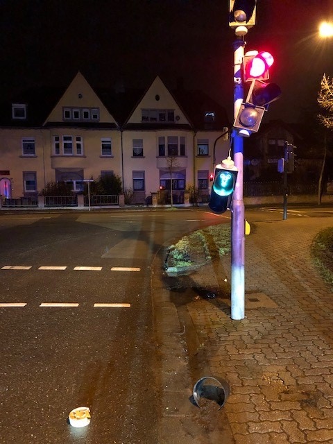 POL-PDLU: Speyer - Unbekannter Verkehrsteilnehmer beschädigt Ampel in der Freiherr-vom-Stein-Straße und flüchtet (09/0701)