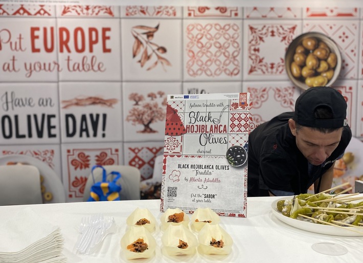 Versatile European Olives: a Hit at the ‘Winter Fancy Food’ Show in the U.S. / Chef Alberto Astudillo demonstrates the most surprising versions of this food