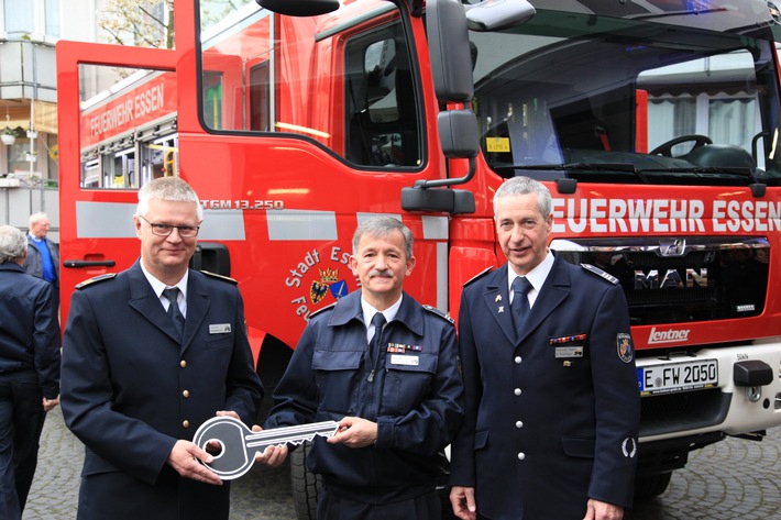 FW-E: Neues Löschfahrzeug für die Freiwillige Feuerwehr Essen-Kettwig
Branddirektor Jörg Wackerhahn übergibt offiziell den Schlüssel für das neue LF 10 (Löschgruppenfahrzeug 10)