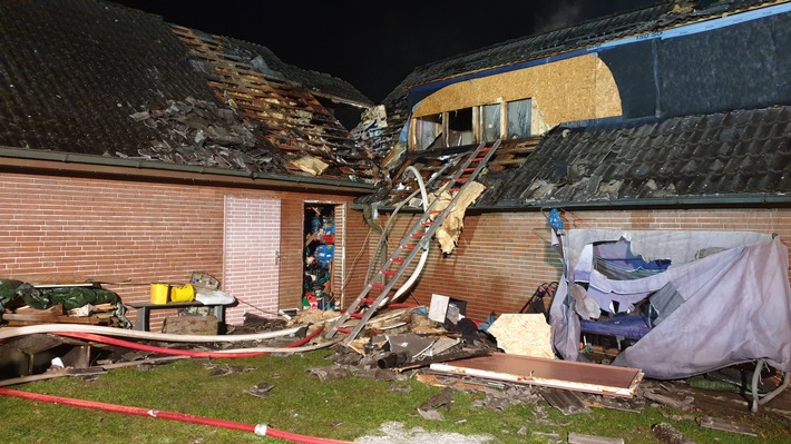 FW-RZ: Feuer in einem Mehrfamilienhaus in Aumühle