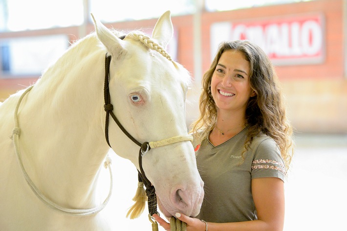 &quot;Ostwind&quot;-Pferdetrainerin Kenzie Dysli mit Filmpferd bei der CAVALLO ACADEMY