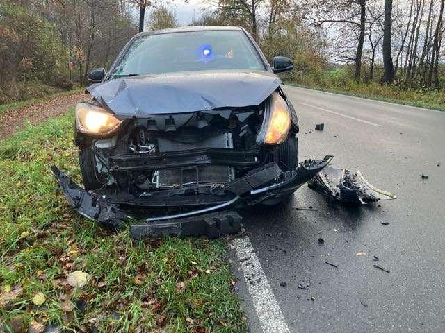 POL-CUX: Verkehrsunfall mit zwei leichtverletzten Personen und hohem Sachschaden in Sellstedt (Foto im Anhang)
