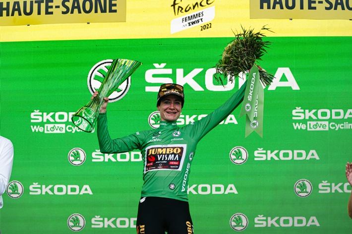 Marianne Vos erhält grüne Kristallglas-Trophäe von ŠKODA AUTO bei der Tour de France Femmes avec ZWIFT