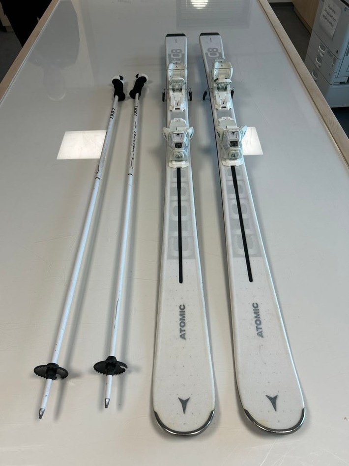 POL-KS: Polizei sucht Eigentümer von verlorenen Skiern auf Autobahn 7 bei Fuldabrück: