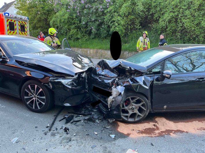 POL-MI: Schwerer Verkehrsunfall bei Überholmanöver - zwei Verletzte