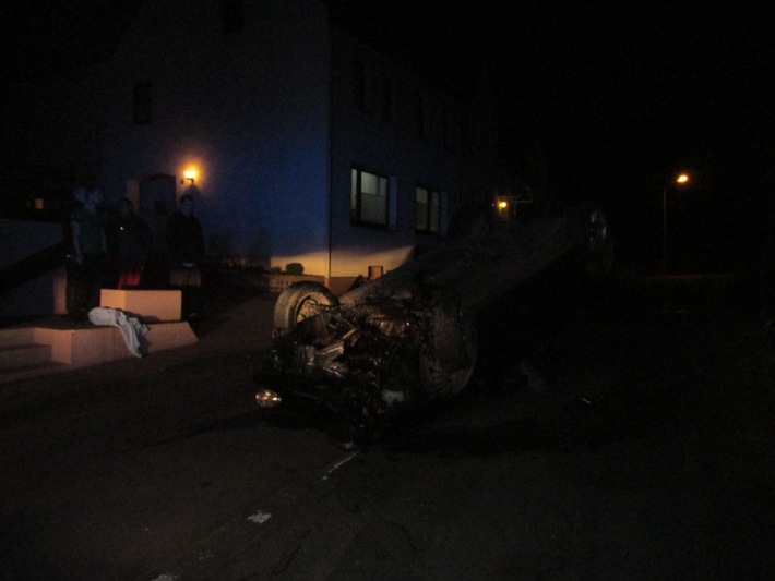 POL-HOL: Hehlen  - Im Hagen:
PKW auf dem Dach gelandet
- Fahrer leicht verletzt und alkoholisiert am Steuer -