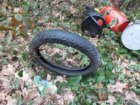 POL-SE: Groß Offenseth-Aspern - Umweltsünder entsorgt Eimer mit Altöl und Frostschutz - Polizei sucht Zeugen