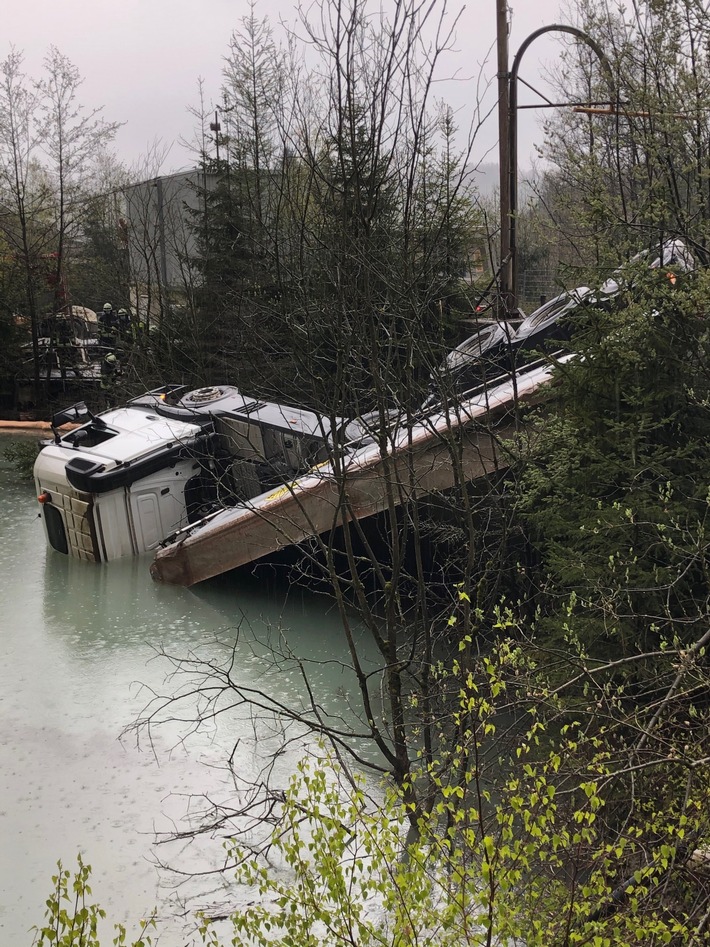 POL-GM: 070521-328: Sattelzugmaschine rutscht in Wasserbecken