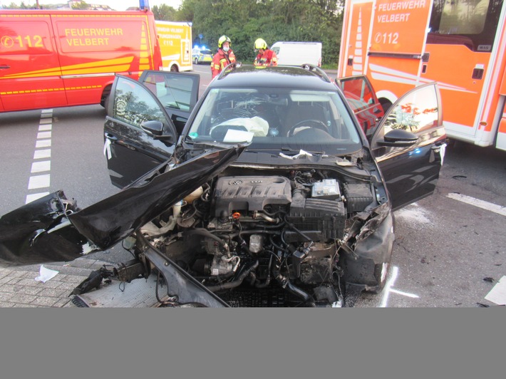 POL-ME: Schwerer Verkehrsunfall nach Rotlichtverstoß - Velbert - 2109024